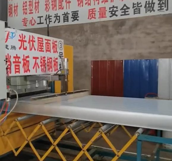 150厚彩鋼巖棉夾芯板生產(chǎn)中